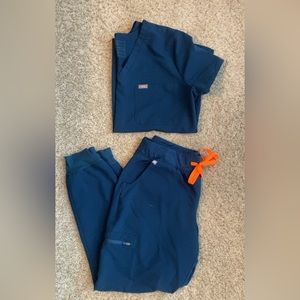 MEDIUM FIGS scrubs, scrub top and pants. 

Size-MEDIUM
Color- blueish green